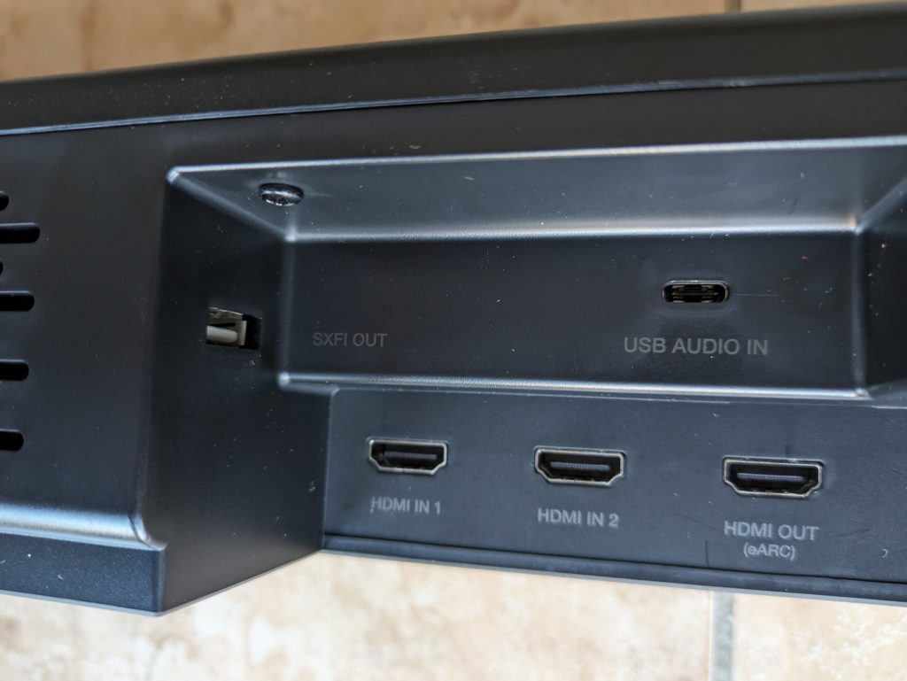 Anschlüsse der Creative SXFI CARRIER Soundbar von der Seite