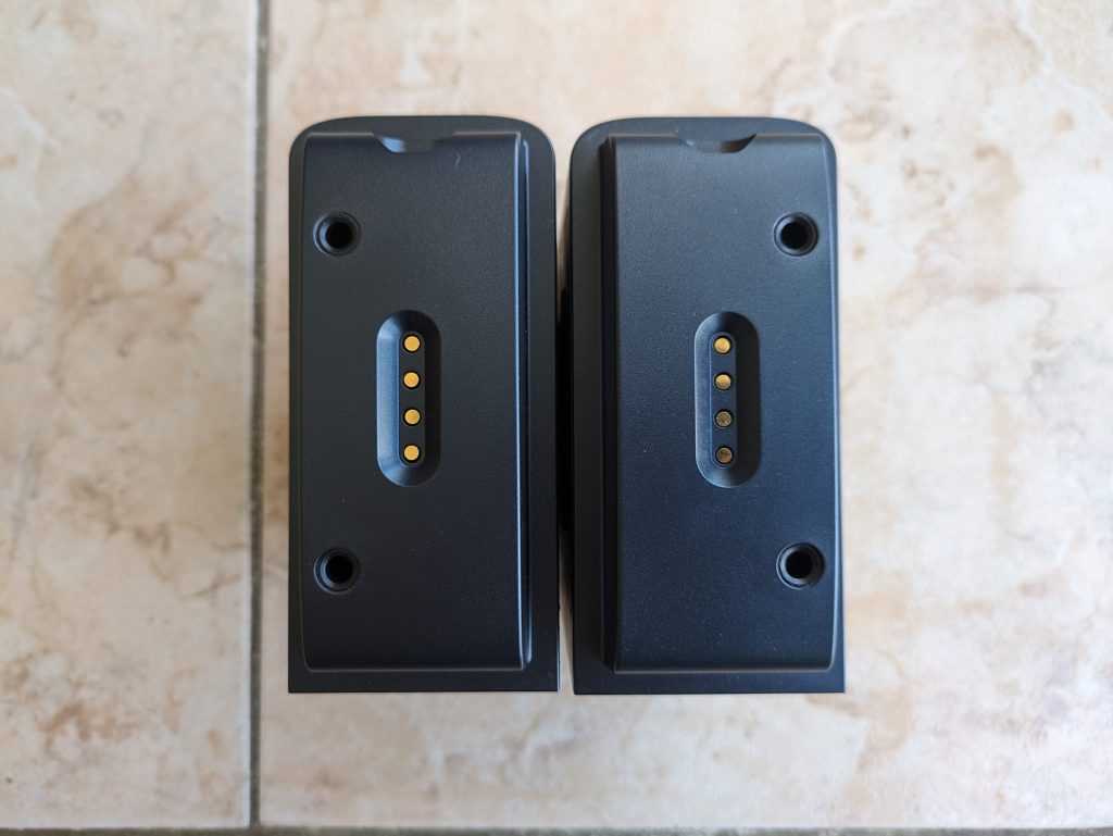 Anschlüsse der seitlichen Lautsprecher der JBL Bar 800 Soundbar