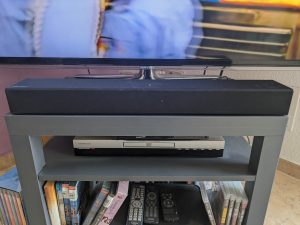 Aufgestellte Samsung HW T400 Soundbar in der frontalen Ansicht