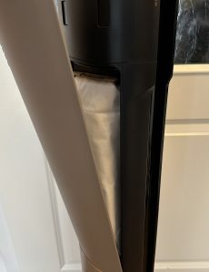 Basisstation des Dreame Z10 Station Akku-Staubsauger mit geöffneter Abdeckung