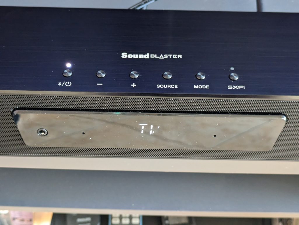 Bedienfeld und Display der Creative Soundblaster Katana V2 Soundbar