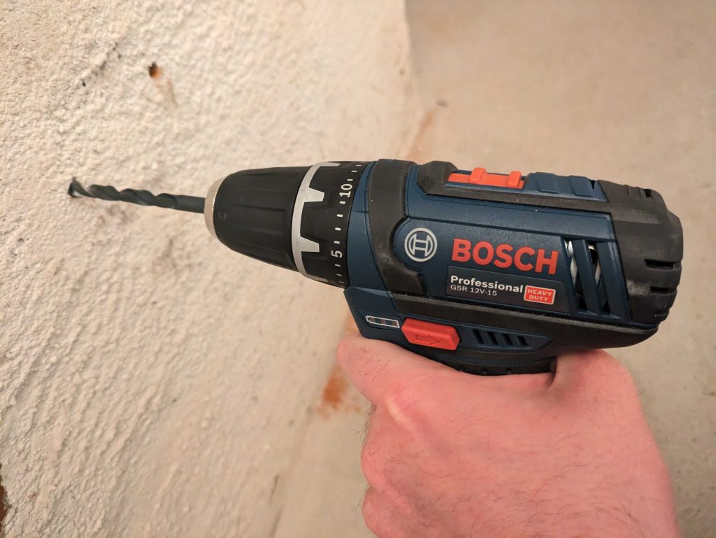 Bosch Professional GSR 12V-15 Akkuschrauber beim Bohren in Mauerwerk