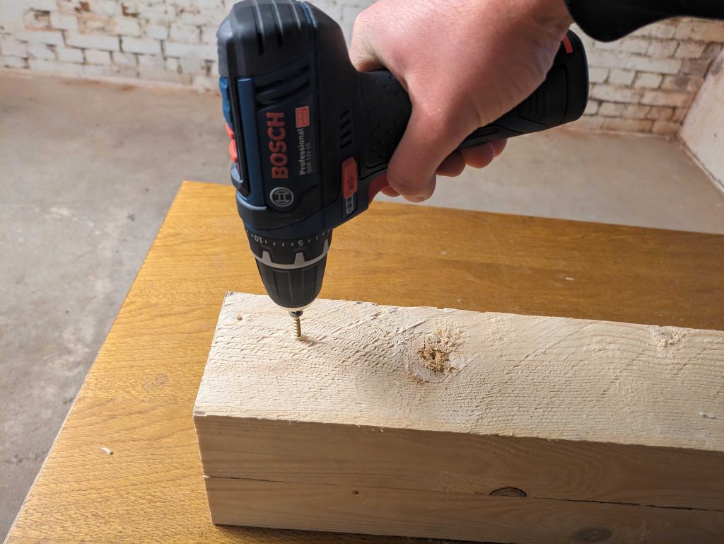Bosch Professional GSR 12V-15 Akkuschrauber beim Schrauben in Holz