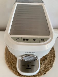 Cecotec Cafelizzia 790 White Siebträgermaschine Nahaufnahme Bedienfeld und Tassenwärmer
