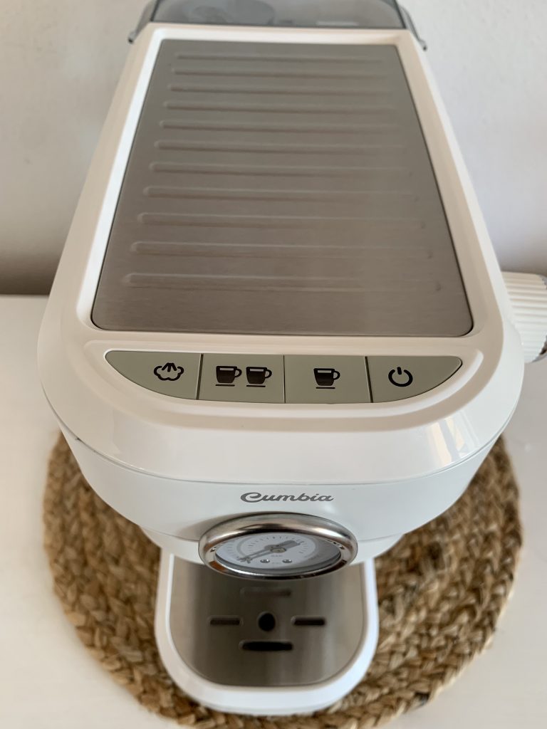Cecotec Cafelizzia 790 White Siebträgermaschine Nahaufnahme Bedienfeld und Tassenwärmer