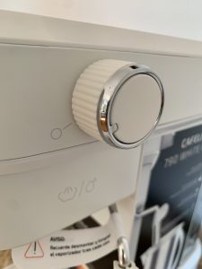 Cecotec Cafelizzia 790 White Siebträgermaschine Nahaufnahme Drehregler für Milchschaum und Heißwasser