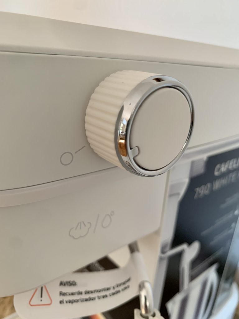 Cecotec Cafelizzia 790 White Siebträgermaschine Nahaufnahme Drehregler für Milchschaum und Heißwasser