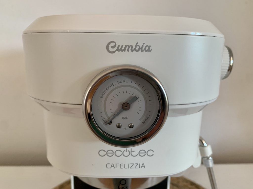 Cecotec Cafelizzia 790 White Siebträgermaschine Nahaufnahme Manometer