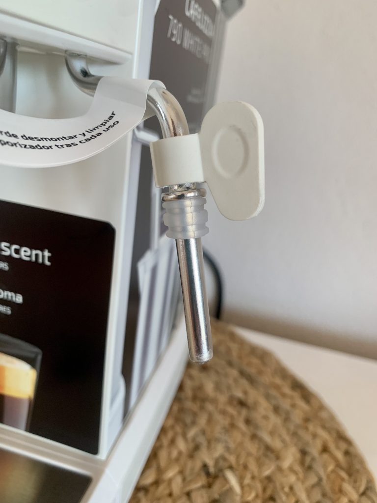 Cecotec Cafelizzia 790 White Siebträgermaschine Nahaufnahme Milchaufschäumer ohne Aufsatz