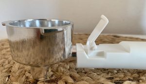 Cecotec Cafelizzia 790 White Siebträgermaschine Siebträger mit geöffnetem Hebel