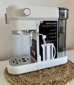 Cecotec Cafelizzia 790 White Siebträgermaschine von der Seite