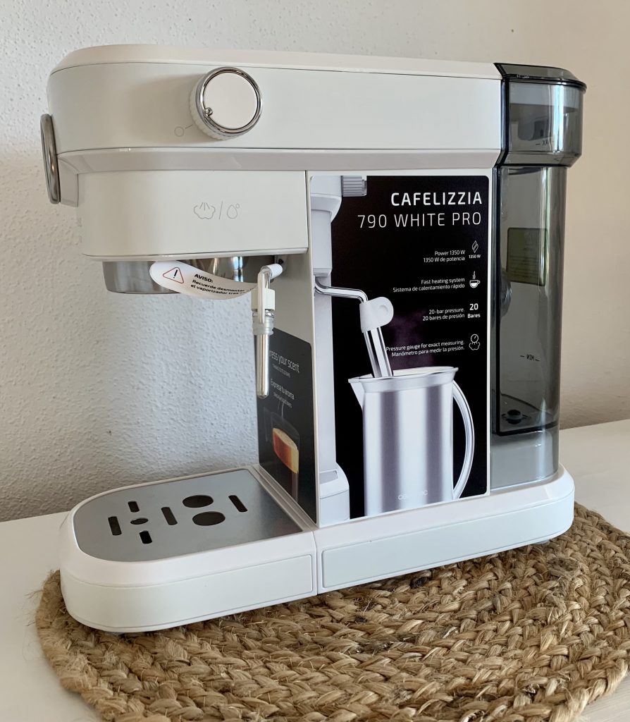 Cecotec Cafelizzia 790 White Siebträgermaschine von der Seite