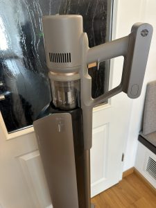 Dreame Z10 Station Akku-Staubsauger in der Basisstation von der Seite