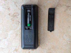 Fernbedienugn der Samsung HW T400 Soundbar von hinten mit Sicht auf die Batterie