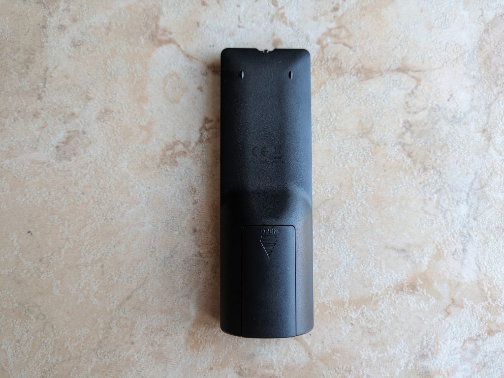 Fernbedienung der Creative SXFI CARRIER Soundbar von unten