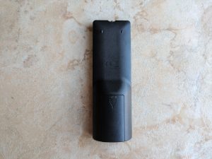 Fernbedienung der Creative SXFI CARRIER Soundbar von unten