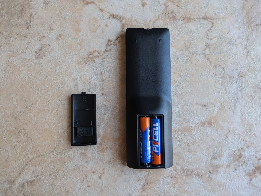 Fernbedienung der Creative SXFI CARRIER Soundbar von unten mit gelieferten Batterien
