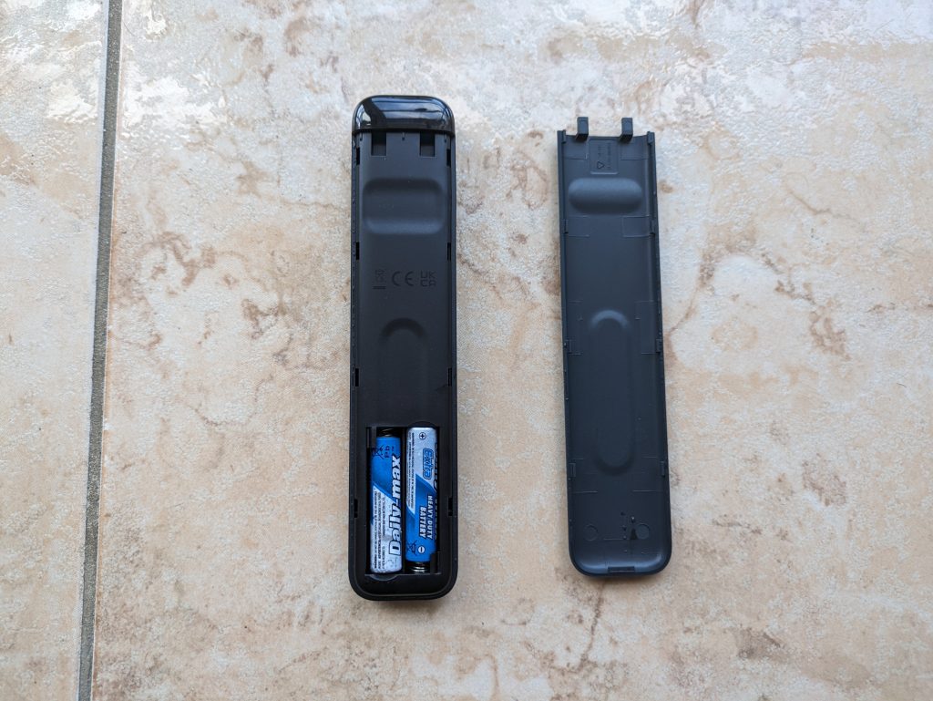 Fernbedienung der JBL Bar 800 Soundbar mit Sicht auf die Batterien