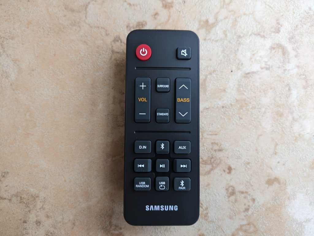 Fernbedienung der Samsung HW T400 Soundbar von oben