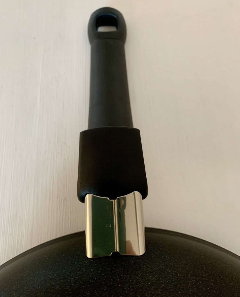Fissler adamant® classic plus Pfanne Nahaufnahme Griff von unten