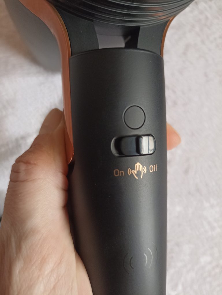 GRUNDIG Naturashine HD 8080 Haartrockner, An- und Ausschalter