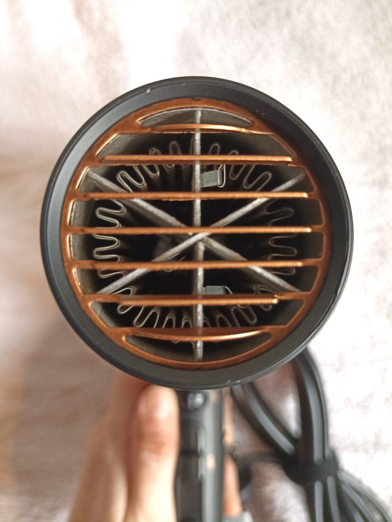 GRUNDIG Naturashine HD 8080 Haartrockner, Blick ins Gebläse