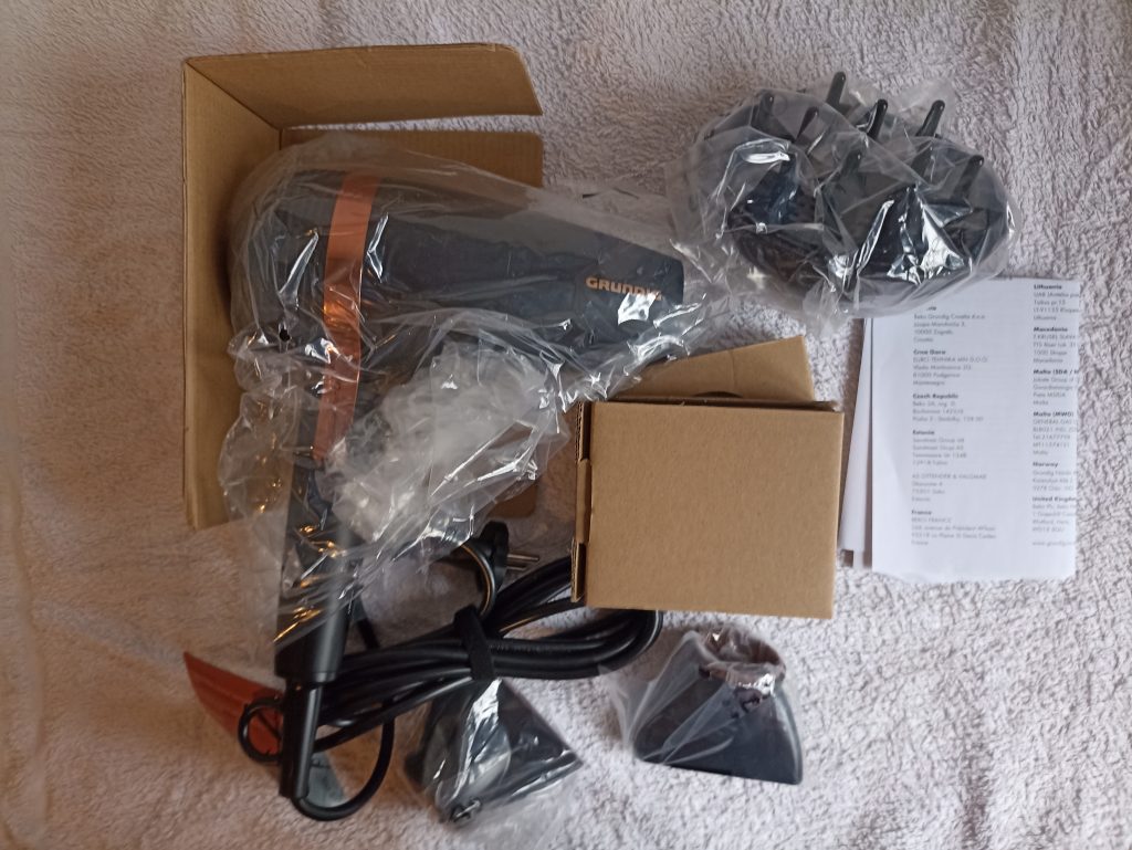 GRUNDIG Naturashine HD 8080 Haartrockner, Lieferumfang mit Verpackung