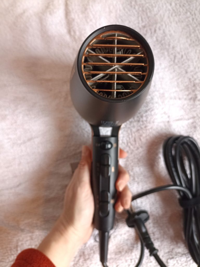 GRUNDIG Naturashine HD 8080 Haartrockner, Vorderansicht mit Blick ins Gebläse