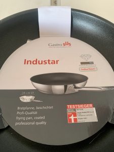 GastroSUS Industar Diamas Pro Pfanne Nahaufnahme Produkthinweise auf dem Schutzkarton