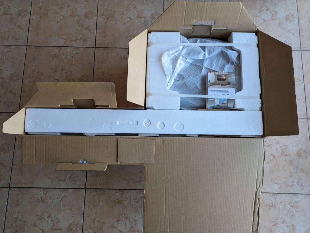 Geöffnete Verpackung der JBL Bar 800 Soundbar mit Styroporleiste