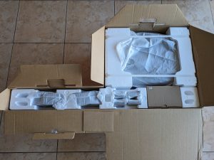 Geöffnete Verüackung der JBL Bar 800 Soundbar ohne Styroporleiste