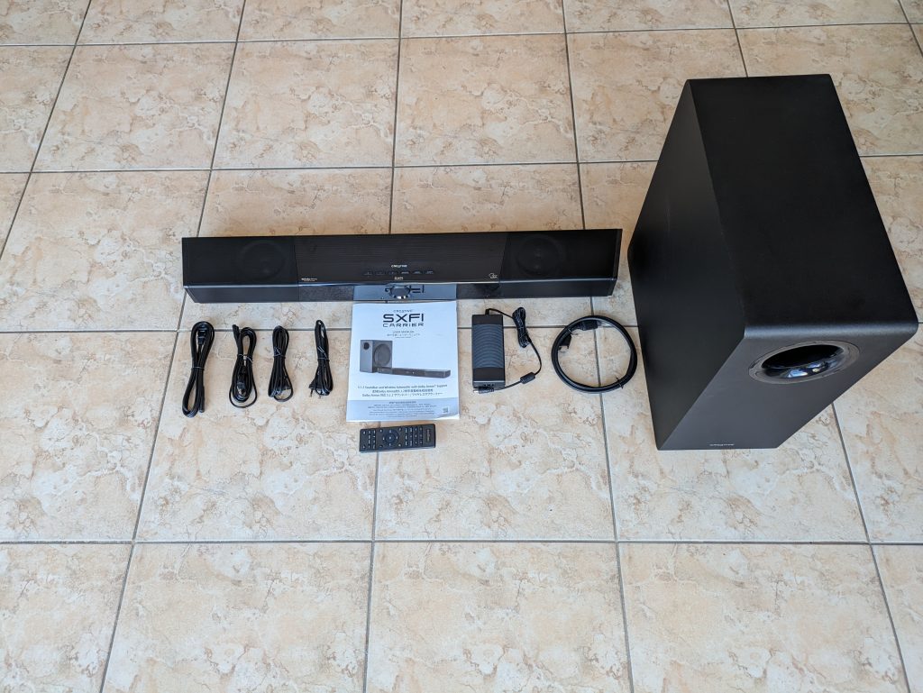 Gesamter Lieferumfang der Creative SXFI CARRIER Soundbar