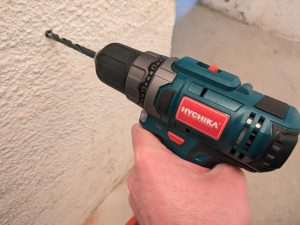 HYCHIKA 12V Akkuschrauber beim Bohren in Mauerwerk