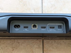 JBL Bar 800 Soundbar von hinten, mit Sicht auf die Anschlüsse
