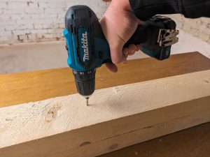 Makita DF333DSAE Akkuschrauber beim Schrauben in Holz