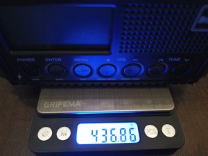 Mesquool CR 1009 Pro Kurbelradio, Gewicht auf der Waage