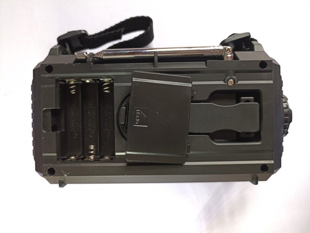 Mesquool CR 1009 Pro Kurbelradio, Rückansicht mit geöffnetem Batteriefach