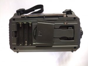 Mesquool CR 1009 Pro Kurbelradio, Rückansicht mit geöffnetem Batteriefach