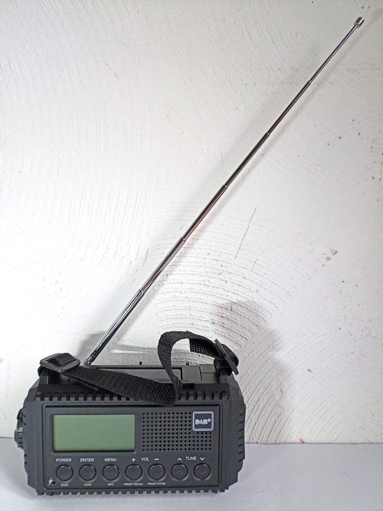Mesquool CR 1009 Pro Kurbelradio, Vorderansicht, Antenne ausgefahren