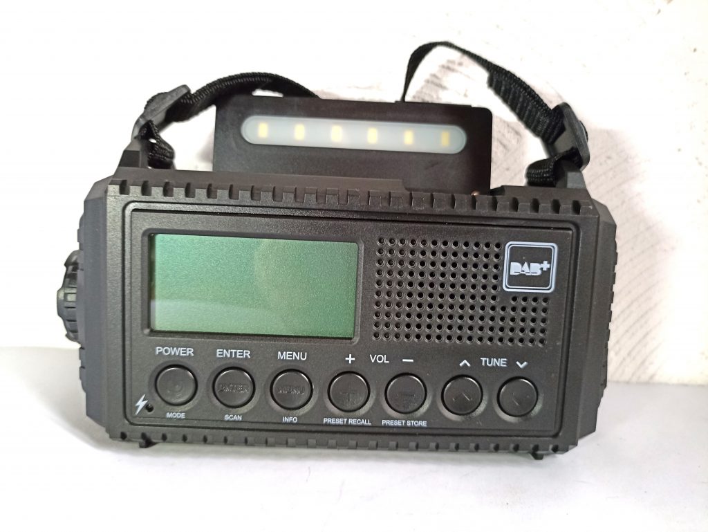 Mesquool CR 1009 Pro Kurbelradio, Vorderansicht mit Solarzellen aufgeklappt