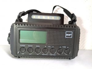 Mesquool CR 1009 Pro Kurbelradio, Vorderansicht mit Solarzellen aufgeklappt