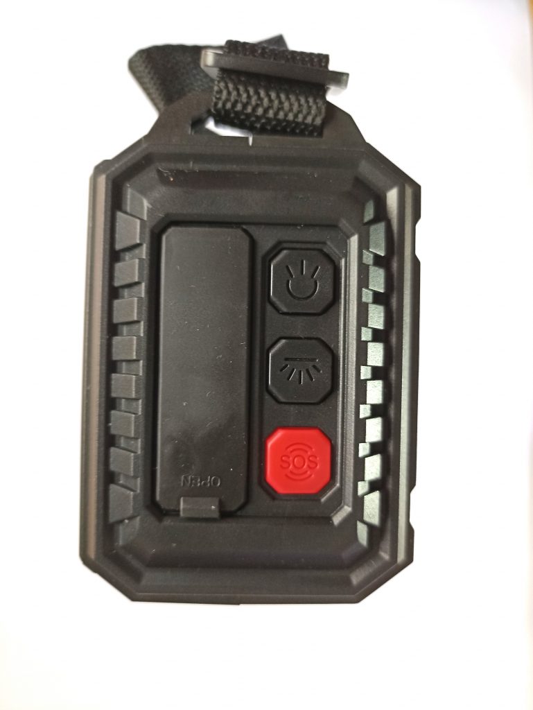 Mesquool CR 1009 Pro Kurbelradio, mit Knöpfen und Anschlussboxen, Deckel geschlossen