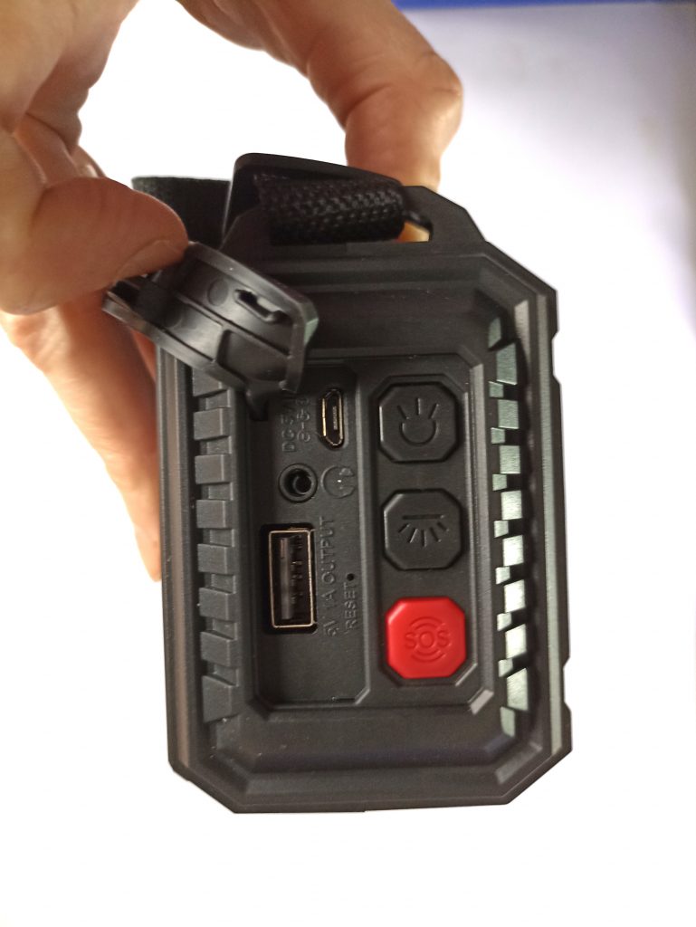 Mesquool CR 1009 Pro Kurbelradio, mit Knöpfen und Anschlussbuchsen, Deckel geöffnet