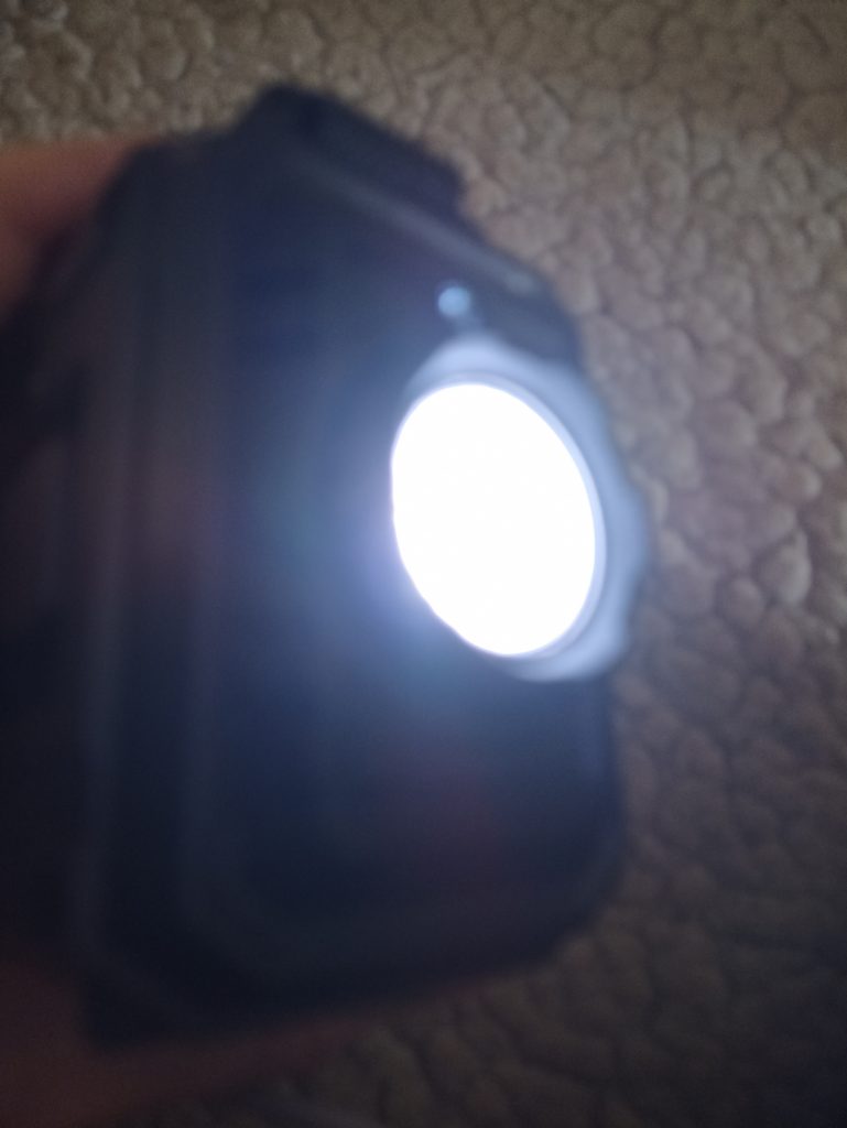 Mesquool CR 1009 Pro Kurbelradio, Taschenlampe eingeschaltet