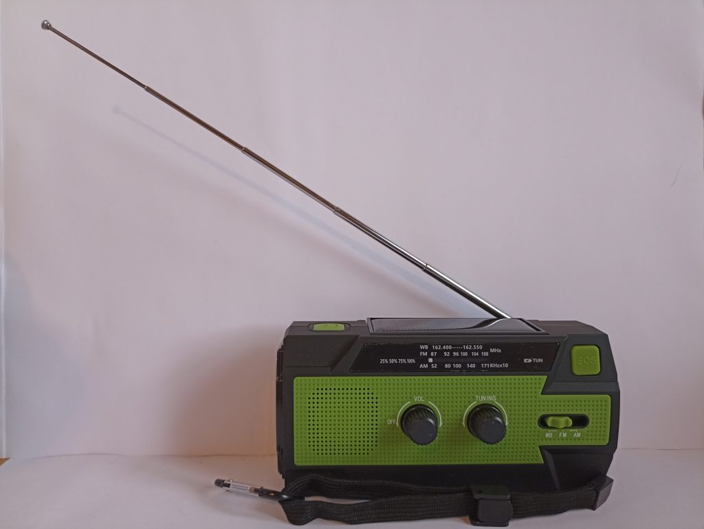 Nigecue Radio01-d Kurbelradio, Vorderansicht mit ausgefahrener Antenne