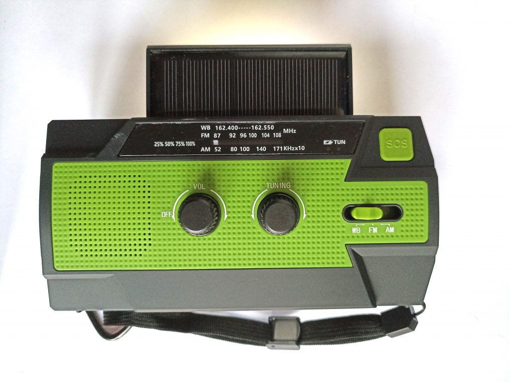Nigecue Radio01-d Kurbelradio, Vorderansicht mit hochgeklappten Solarzellen