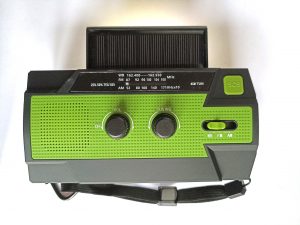 Nigecue Radio01-d Kurbelradio, Vorderansicht mit hochgeklappten Solarzellen