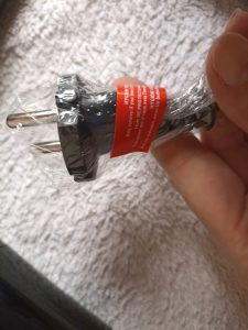 Remington D3198 Haartrockner, Warnschild auf Stecker