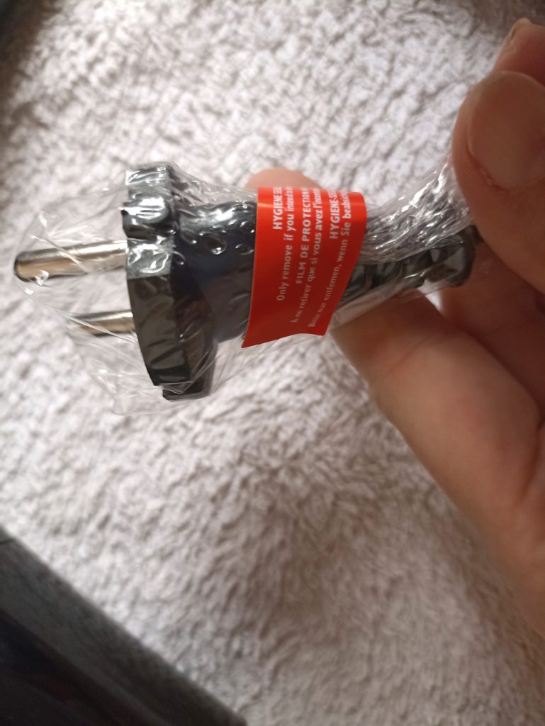 Remington D3198 Haartrockner, Warnschild auf Stecker