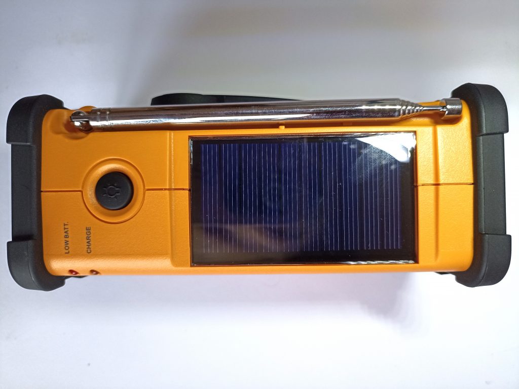 Sangean MMR88 DAB Kurbelradio, Ansicht von oben mit Solarzellen